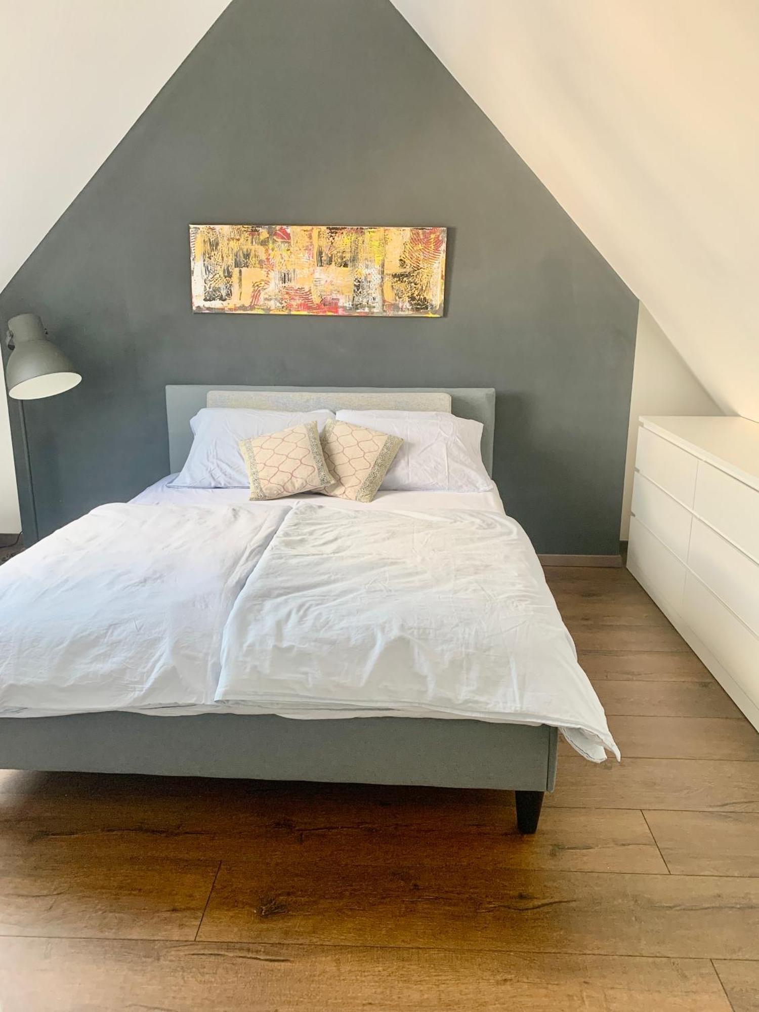 Schoene Dachgeschoss-maisonette * Munich
