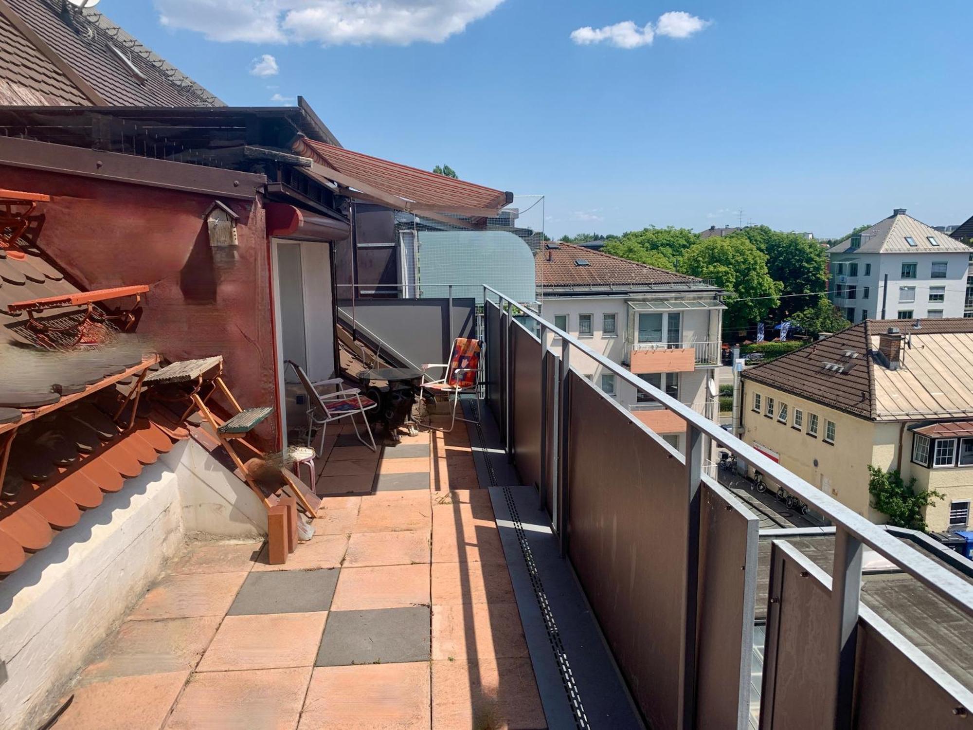 Schoene Dachgeschoss-maisonette * Munich